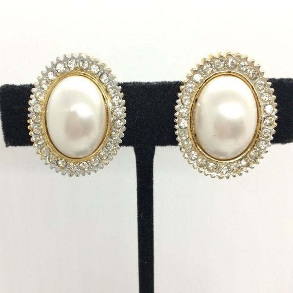 VINTAGE SPHINX PEARL RHINESTONE GOLD TONE OVAL LARGE CLIP ON STATEMENT EARRINGS - Picture 1 of 16